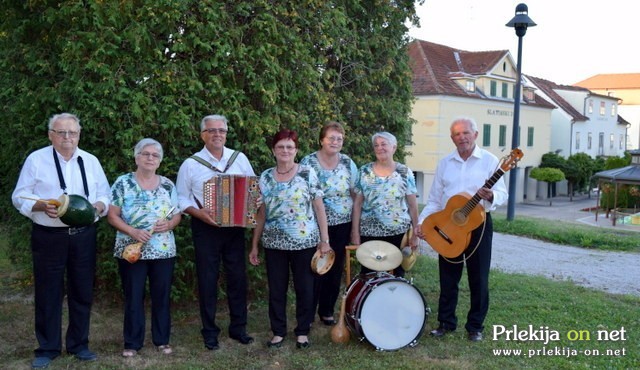 Glasbeno pevska skupina Cvetje v jeseni