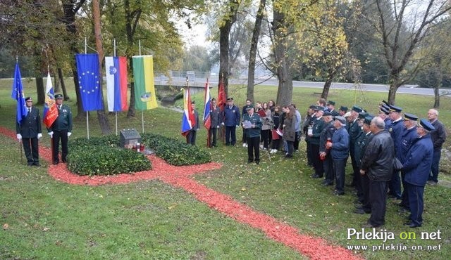Zbrani pri obeležju osamosvojitveni vojni 1991 v Radencih Zbrani pri obeležju osamosvojitveni vojni 1991 v Radencih