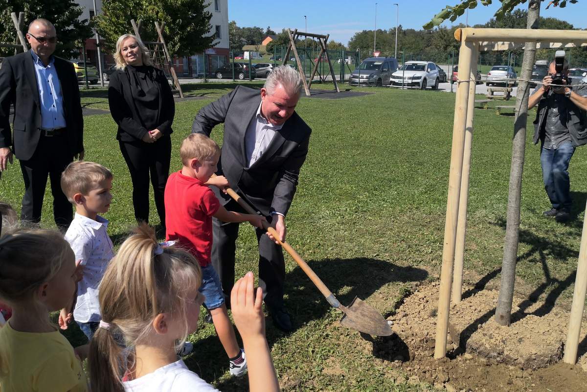 Minister mag. VIzjak pri zasaditvi lipe pri vrtcu v Lenartu