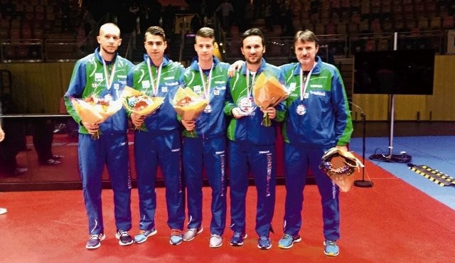 Slovenska reprezentanca: Jan Žibrat, Darko Jorgić, Deni Kožul, Bojan Tokić in selektor Jože Urh Slovenska reprezentanca: Jan Žibrat, Darko Jorgić, Deni Kožul, Bojan Tokić in selektor Jože Urh