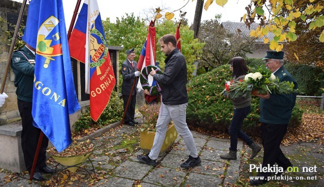 Polaganje vencev in cvetja