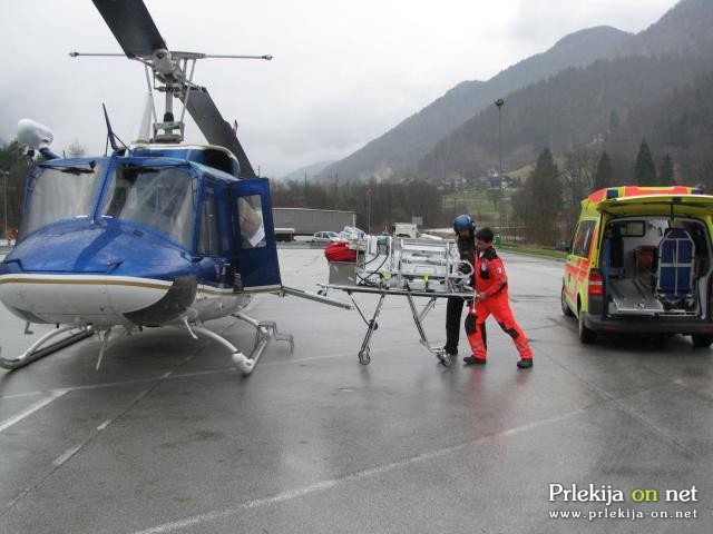 Srečanje prepeljanih v inkubatorju s policijskim helikopterjem