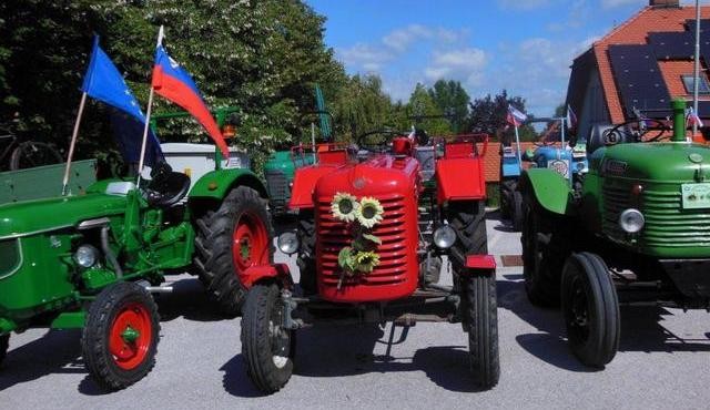 Starodobni traktorji pri Mali Nedelji Starodobni traktorji pri Mali Nedelji