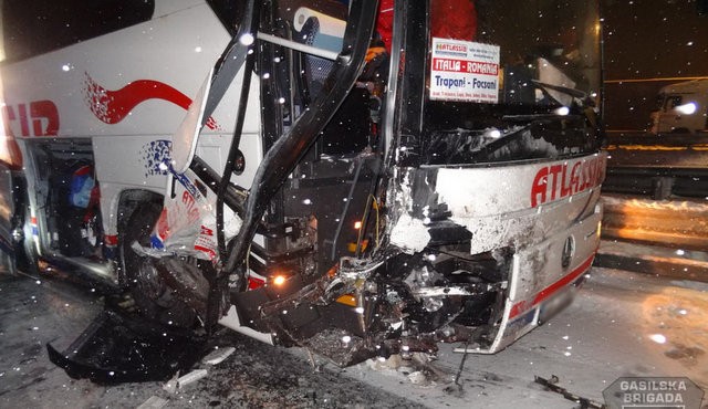 Prometna nesreča med avtobusom in tovornim vozilom, foto: GB Maribor