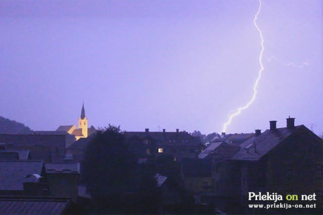 Nebo so razsvetlile strele Nebo so razsvetlile strele