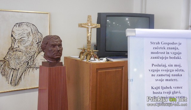 Kip Martina Luthra, v ozadju Primož Trubar Kip Martina Luthra, v ozadju Primož Trubar