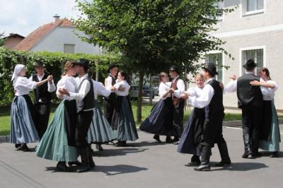 V kulturnem programu so nastopili Cvenski oktet in folkloristi