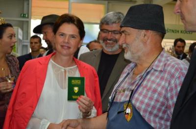 Na stojnici Künštnih Prlekov je Alenka Bratušek prejela tudi potni list Republike Prlekije