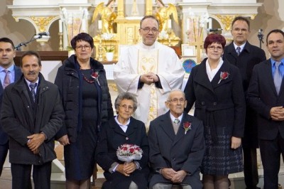 Bisernoporočenca in njunih šest otrok, skupaj s farnim župnikom, Tomislavom Roškaričem
