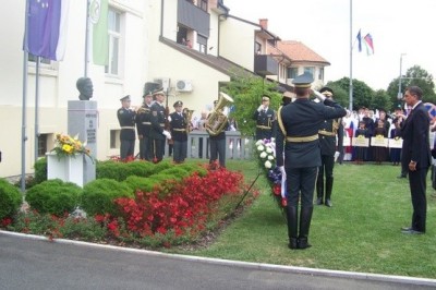 Borut Pahor v Črenšovcih položil venec