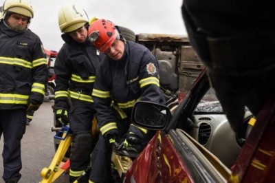 Pahor je prijel za hidravlično orodje in pomagal pri reševanju poškodovanih oseb iz vozila