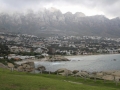 Camps Bay, v ozadju Table Mountain v večernih meglicah