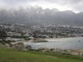 Camps Bay, v ozadju Table Mountain v večernih meglicah