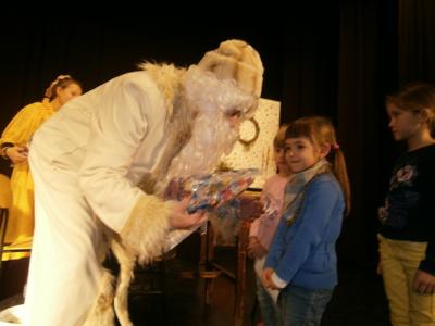 Dedek Mraz obiskal otroke iz Miklavža pri Ormožu