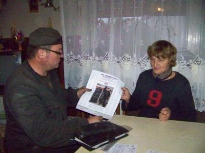 Dimnikar Miro Kramar je prinesel koledar k družini Žerdin