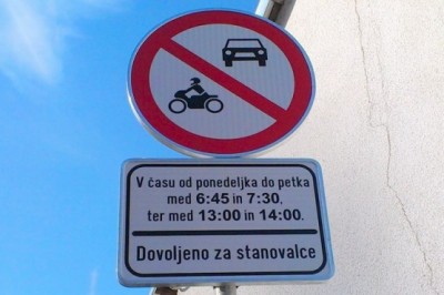 Prometni znak II-18 z dopolnilno tablo