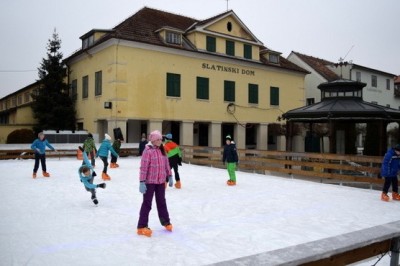 Svetojurjevčani na drsališču v Radencih