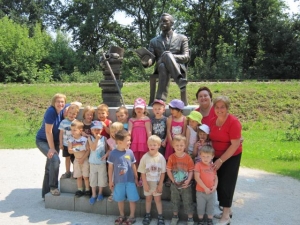 Otroci Vrtca Ljutomer pri spomeniku Rudolfa Maistra