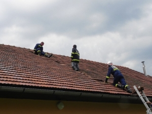 Gasilci popravljajo streho