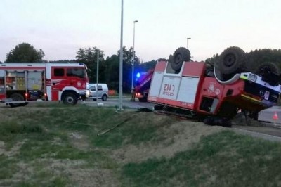 Gasilsko vozilo na strehi, foto: Štajerski tednik