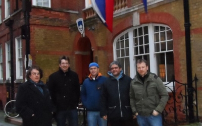 Phillip Bergson, Peter Beznec, Milan Hlebec, Miha Mehtsun in Borut Horvat pred SLO ambasado