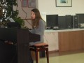 Igra na klavir in poje Melita Divjak