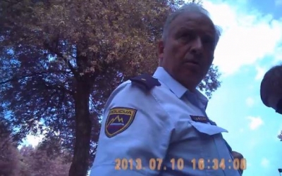 Posnetek prikazuje ravnanje policistov do tujca, ki želi prečkati mejo, na maloobmejnem prehodu Hotiza