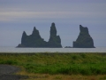 Reynisdrangar so bazaltne pečine, ki se dvigajo iz morja pod hribom Reynisfjall v bližini Vik-a