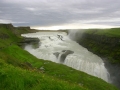 Gullfoss, na ledeniški reki Hvita, imenovan tudi zlati slap, slovi po svoji dih jemajoči lepoti