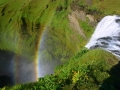 Kapljice slapu Skogafoss ustvarjajo mavrične utrinke