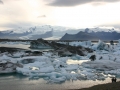 Jokulsarlon, ledeniška laguna na J Islandije, globoka 100m, v kateri plavajo velike ledene skale