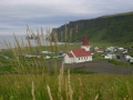 Pogled na vasico Vik i Myrdal ter pečine Reynisdrangar, na desni strani se nahajajo pečine Dyrholaey