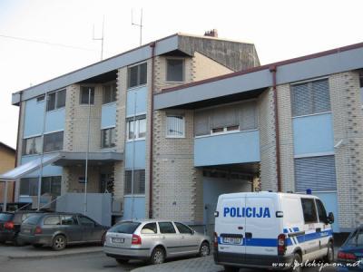Prebežnika sta pobegnila skozi okno in sicer tako, da sta poškodovala kovinske rešetke prostora, kjer sta bila pridržana