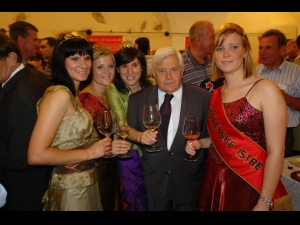 Milan Kučan v družbi vinskih kraljic