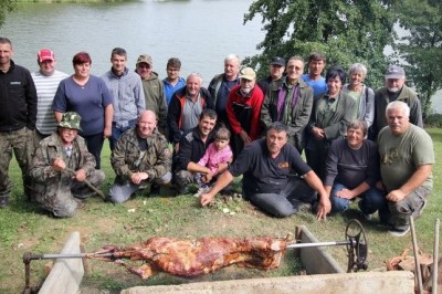 Skupina ribičev ob Blaguškem jezeru