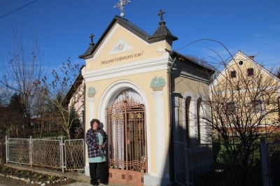 Genovefa Lovrenko ob kapelici