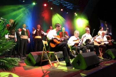 Klapa Maslina je za konec zapela in zaigrala Slakovo V dolini tihi in Avsenikovo Slovenija od kod lepote tvoje