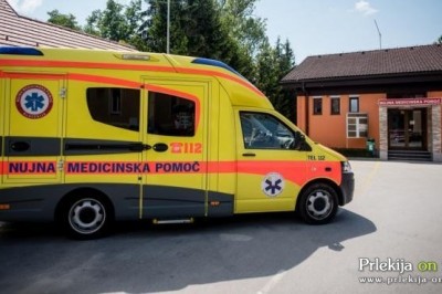 Reševalci NMP Ormož so poškodovanega kolesarja oskrbeli in odpeljali v UKC Maribor