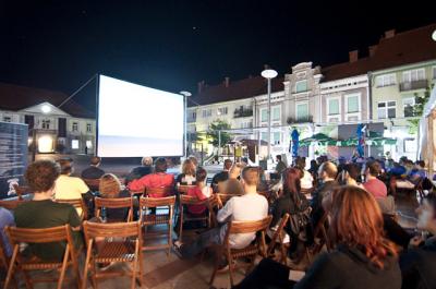 Filme si lahko ogledate v družbi ali sami