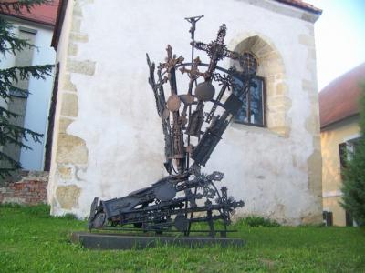 Skulptura pred cerkvijo v Križevcih