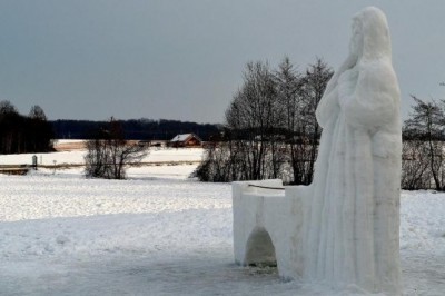 Snežna skulptura Marije