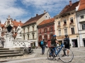 Glavni trg in z lekarniško motiviko poslikana rdeča hiša, v kateri je bila nekoč mestna lekarna 