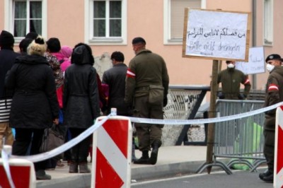 Prebežniki so se sprli med čakanjem na vstop v Avstrijo