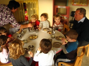 Podžupan Jože Klemenčič z otroki ob medenem zajtrku