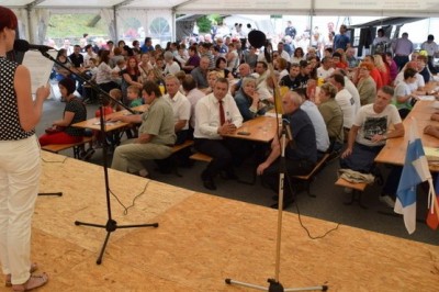 Zbrani v Gornjih Petrovcih, minister Dejan Židan v prvi vrsti