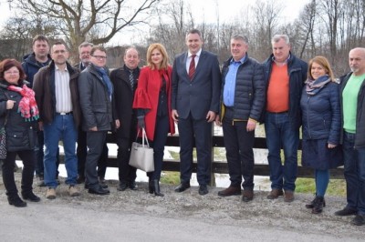 Zbrani ob zaključku pogovora na mostu