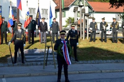 Položitev venca k spominskemu obeležju Nikoli več