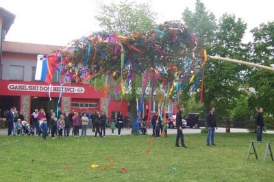 Postavljanje prvomajskega drevesa v Beltincih