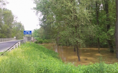 Mura se razliva znotraj protipoplavnih nasipov