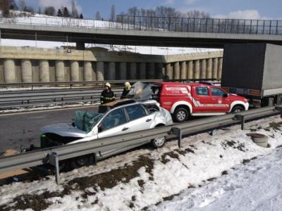 Voznik osebnega vozila je trčil v tovorno vozilo, foto: PGD Gornja Radgona